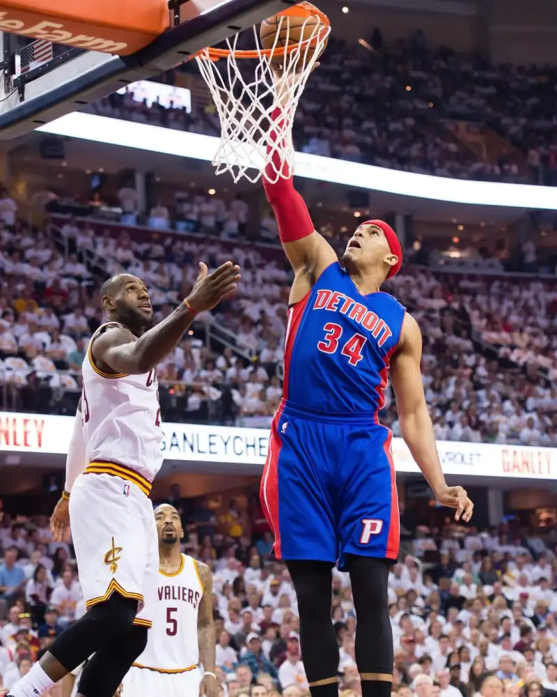 开云体育-还是年轻的模样！活塞官方晒哈里斯旧照：都在回顾2016年